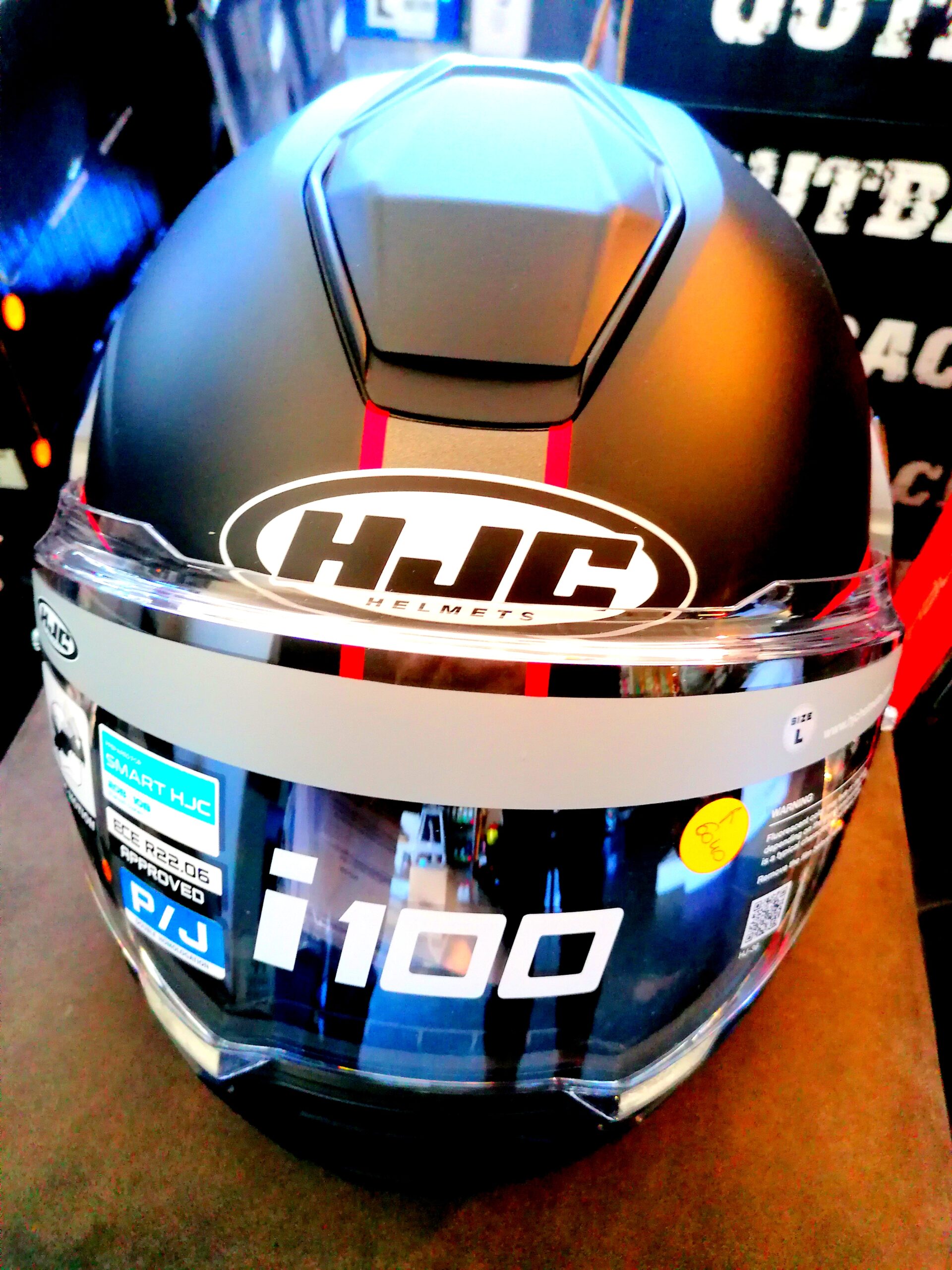 Sizes: Helmet size/cheek pads/head pads: XS(54-55cm)/30mm/12mm S(55-56cm)/25mm/9mm M(57-58cm)/35mm/12mm L(58-59cm)/25mm/9mm XL(60-61cm)/30mm/12mm XXL(62-63cm)/25mm/7mm Contents: 1x HJC i100 Beis helmet 1x Pinlock lens 1x Helmet bag